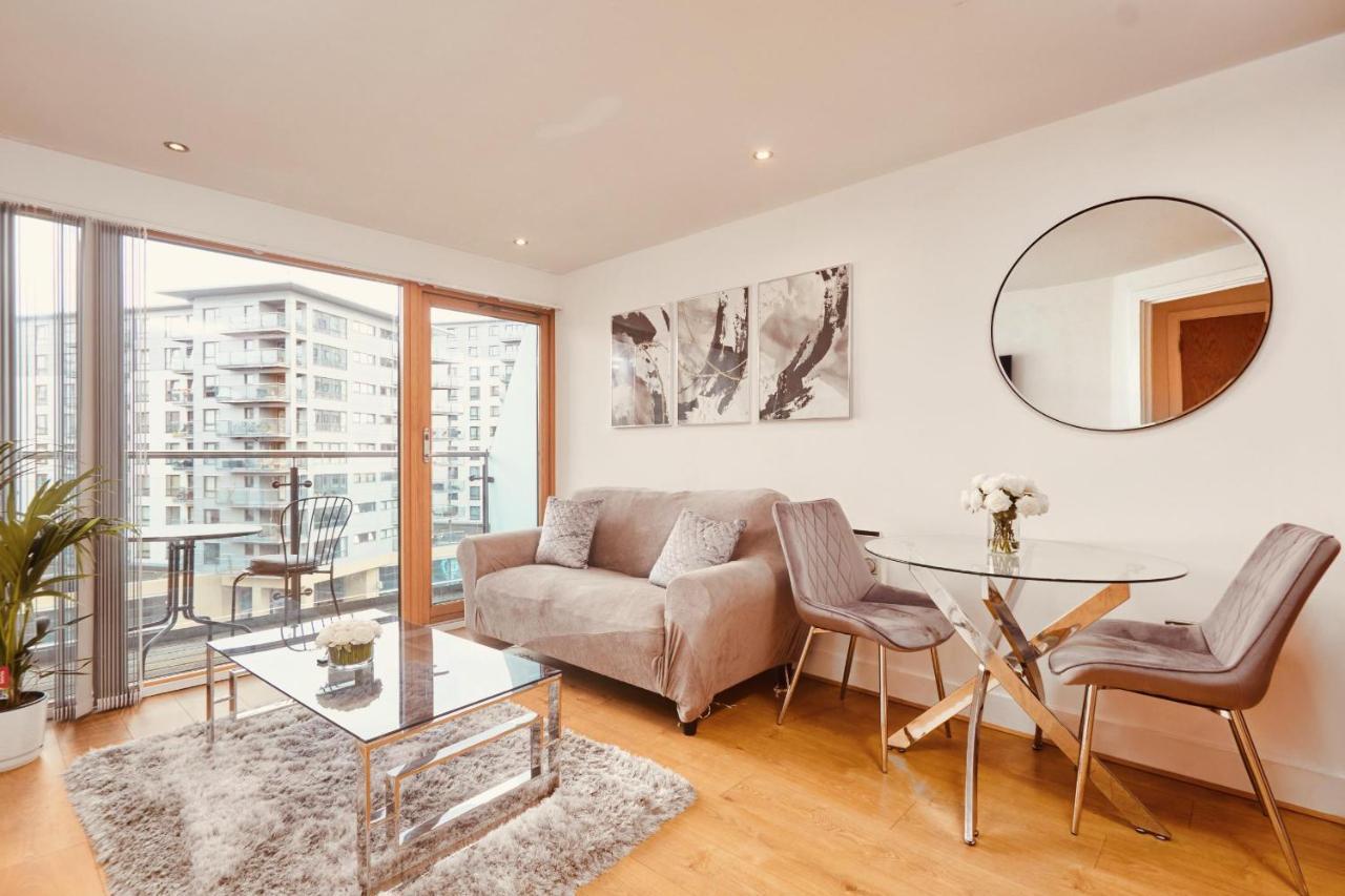 Apartment Deluxe Modern Apt&free Parking No Balcony